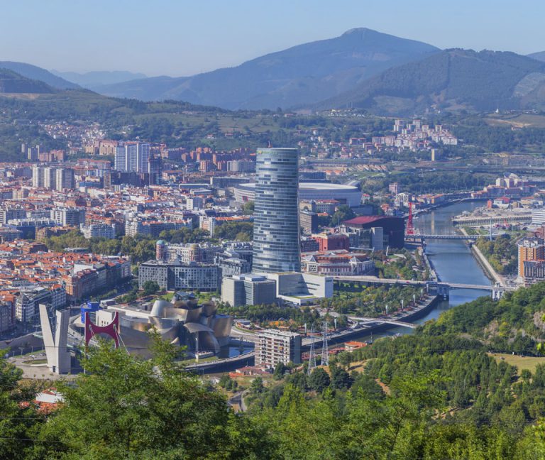 Ría de Bilbao siguiendo la Ruta de los puentes: un trayecto con muchos atractivos.
